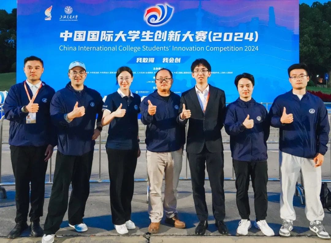 曹全梁教授与学生参加大学生创新大赛